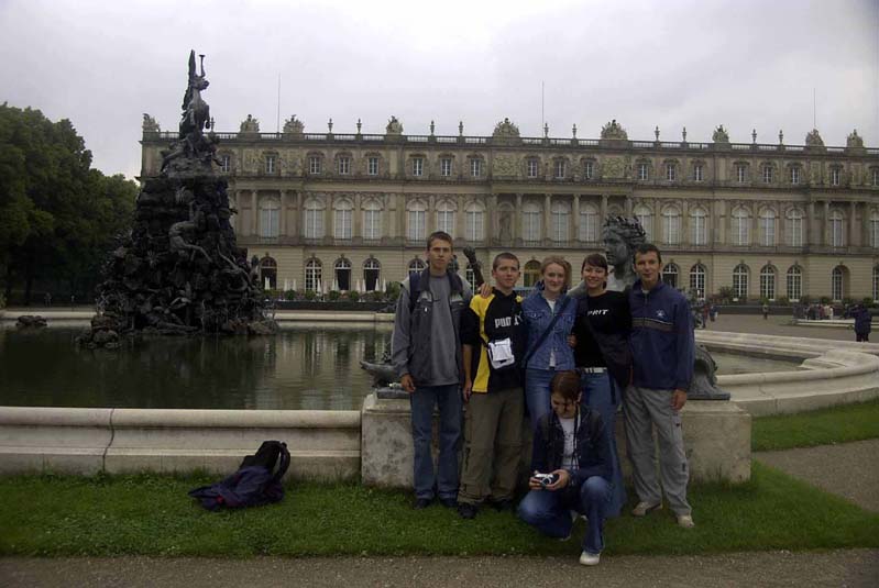 06038schloss+brunnen.jpg  (645 kB)