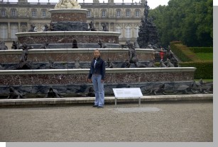 06037schloss+brunnen.jpg  (190 kB)